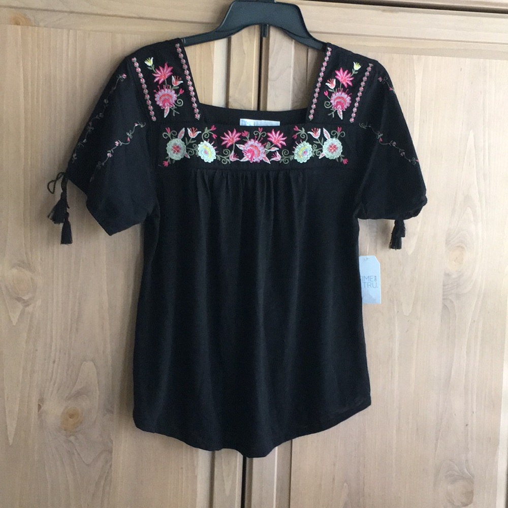 🆕Embroidered Floral Top w/ Tassels